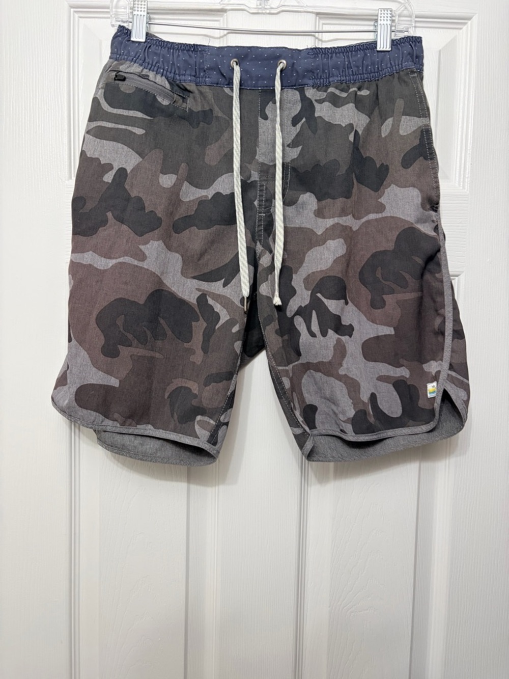 Vuori mens Banks Shorts Camo size medium